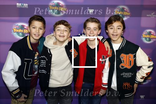 Amsterdam 17 december 2022
Premiere het feest van tante Ria in Pathe Noord .
Cast bestaat oa uit Najib Amhali Tooske Ragas Edo Brunner Edsilia Rombley Jack v gelder Pim Muda Thimo v Haaren  Ridder v Kooten Esther Mbire en Piet Tomassen.