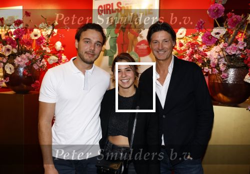 Hoofddorp 21 november 2022
Premiere Girls on fire in schouwburg Hoofddorp.
Rick Engelkes met dochter en schoonzoon