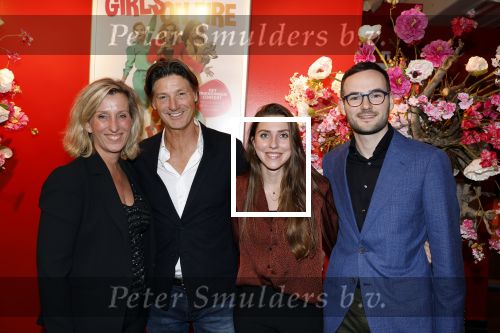 Hoofddorp 21 november 2022
Premiere Girls on fire in schouwburg Hoofddorp.
Rick Engelkes met personeel waaronder Annelieke Sijbesma
