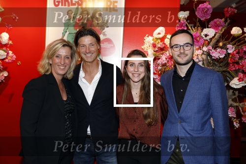 Hoofddorp 21 november 2022
Premiere Girls on fire in schouwburg Hoofddorp.
Rick Engelkes met personeel waaronder Annelieke Sijbesma