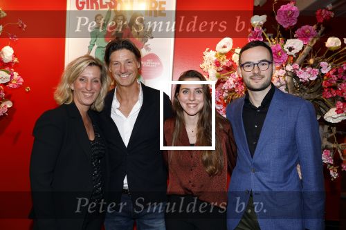 Hoofddorp 21 november 2022
Premiere Girls on fire in schouwburg Hoofddorp.
Rick Engelkes met personeel waaronder Annelieke Sijbesma
