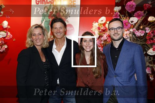 Hoofddorp 21 november 2022
Premiere Girls on fire in schouwburg Hoofddorp.
Rick Engelkes met personeel waaronder Annelieke Sijbesma