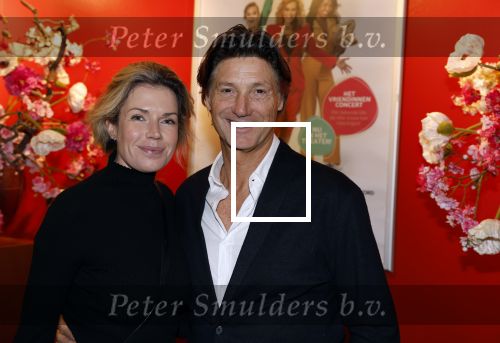 Hoofddorp 21 november 2022
Premiere Girls on fire in schouwburg Hoofddorp.
Rick Engelkes met vriendin Marie Claire Noorlander