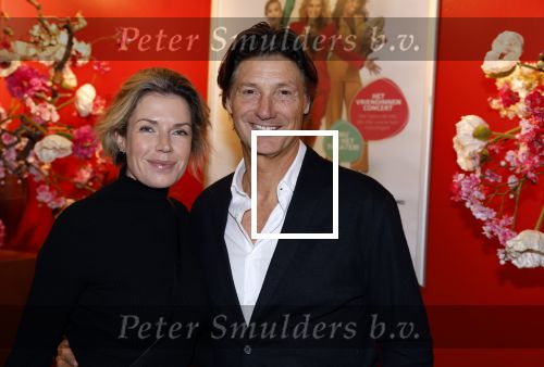 Hoofddorp 21 november 2022
Premiere Girls on fire in schouwburg Hoofddorp.
Rick Engelkes met vriendin Marie Claire Noorlander