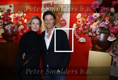 Hoofddorp 21 november 2022
Premiere Girls on fire in schouwburg Hoofddorp.
Rick Engelkes met vriendin Marie Claire Noorlander