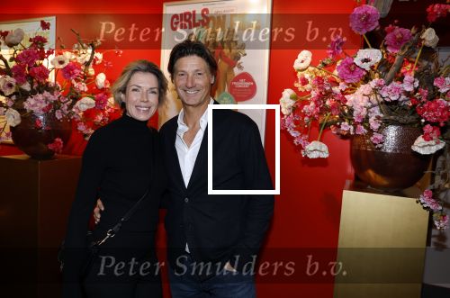 Hoofddorp 21 november 2022
Premiere Girls on fire in schouwburg Hoofddorp.
Rick Engelkes met vriendin Marie Claire Noorlander