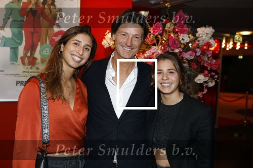 Hoofddorp 21 november 2022
Premiere Girls on fire in schouwburg Hoofddorp.
Rick Engelkes met zijn 2 dochters
