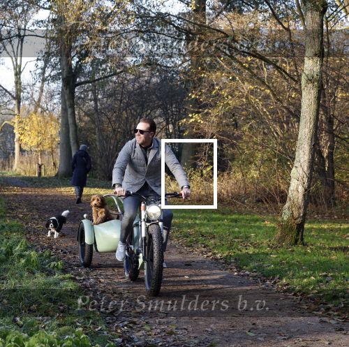 Amsterdam 12 december 2022
Robert Doornbos met zijn hond Simba op de electrische fiets van het merk Heritage Bike