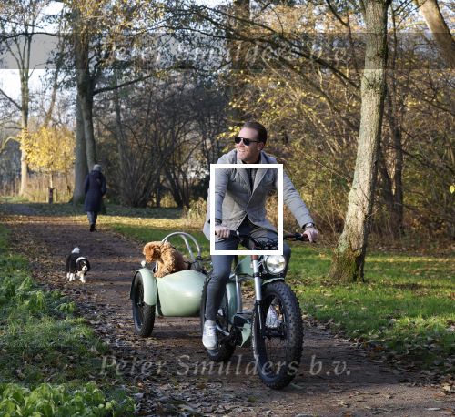 Amsterdam 12 december 2022
Robert Doornbos met zijn hond Simba op de electrische fiets van het merk Heritage Bike