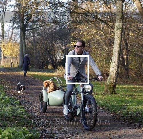Amsterdam 12 december 2022
Robert Doornbos met zijn hond Simba op de electrische fiets van het merk Heritage Bike
