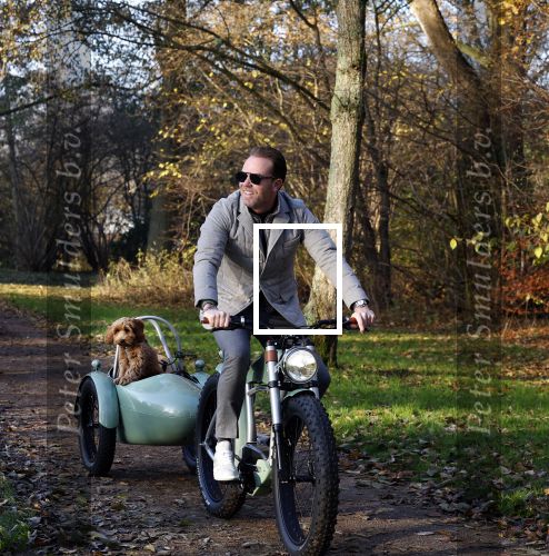 Amsterdam 12 december 2022
Robert Doornbos met zijn hond Simba op de electrische fiets van het merk Heritage Bike