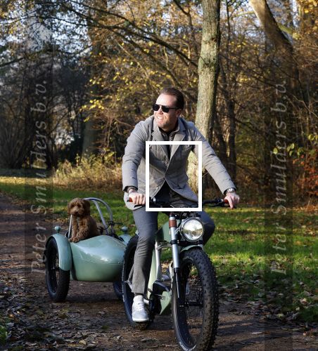 Amsterdam 12 december 2022
Robert Doornbos met zijn hond Simba op de electrische fiets van het merk Heritage Bike