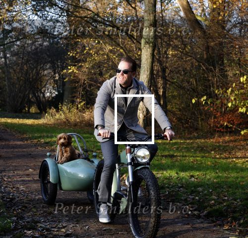 Amsterdam 12 december 2022
Robert Doornbos met zijn hond Simba op de electrische fiets van het merk Heritage Bike