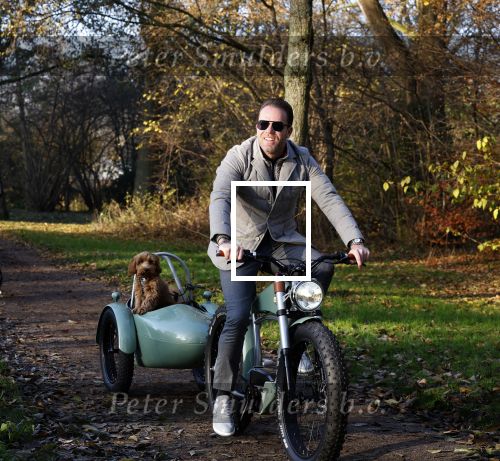 Amsterdam 12 december 2022
Robert Doornbos met zijn hond Simba op de electrische fiets van het merk Heritage Bike