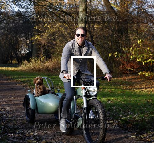 Amsterdam 12 december 2022
Robert Doornbos met zijn hond Simba op de electrische fiets van het merk Heritage Bike