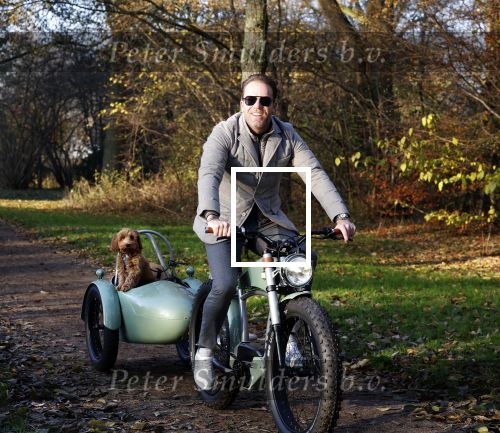 Amsterdam 12 december 2022
Robert Doornbos met zijn hond Simba op de electrische fiets van het merk Heritage Bike