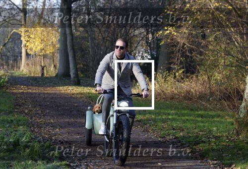 Amsterdam 12 december 2022
Robert Doornbos met zijn hond Simba op de electrische fiets van het merk Heritage Bike