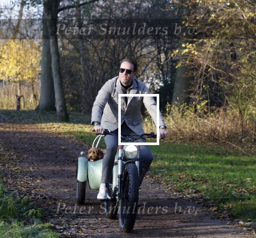 Amsterdam 12 december 2022
Robert Doornbos met zijn hond Simba op de electrische fiets van het merk Heritage Bike