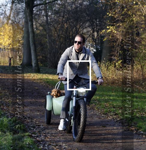 Amsterdam 12 december 2022
Robert Doornbos met zijn hond Simba op de electrische fiets van het merk Heritage Bike