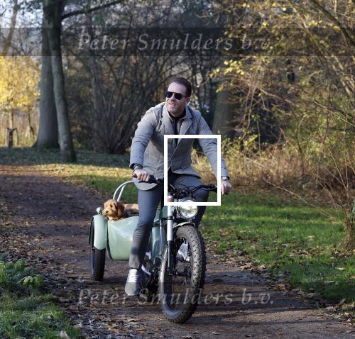Amsterdam 12 december 2022
Robert Doornbos met zijn hond Simba op de electrische fiets van het merk Heritage Bike
