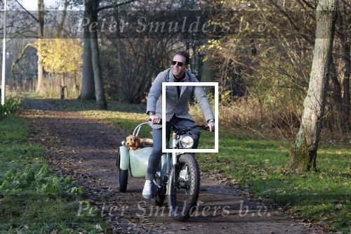 Amsterdam 12 december 2022
Robert Doornbos met zijn hond Simba op de electrische fiets van het merk Heritage Bike