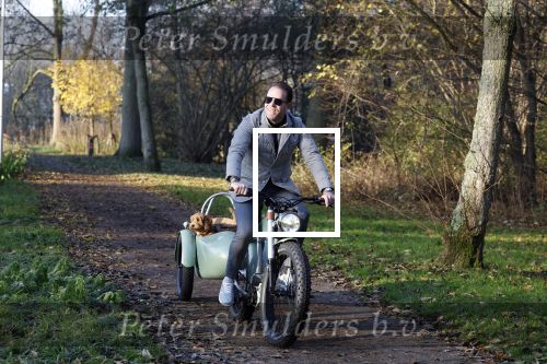 Amsterdam 12 december 2022
Robert Doornbos met zijn hond Simba op de electrische fiets van het merk Heritage Bike