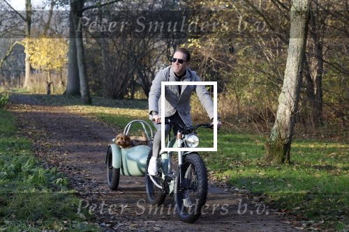 Amsterdam 12 december 2022
Robert Doornbos met zijn hond Simba op de electrische fiets van het merk Heritage Bike