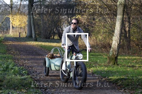 Amsterdam 12 december 2022
Robert Doornbos met zijn hond Simba op de electrische fiets van het merk Heritage Bike