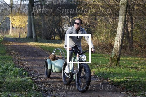 Amsterdam 12 december 2022
Robert Doornbos met zijn hond Simba op de electrische fiets van het merk Heritage Bike