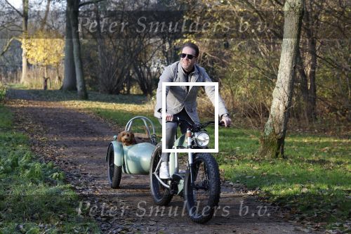 Amsterdam 12 december 2022
Robert Doornbos met zijn hond Simba op de electrische fiets van het merk Heritage Bike