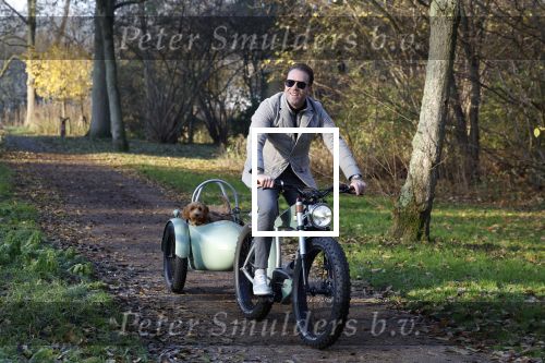 Amsterdam 12 december 2022
Robert Doornbos met zijn hond Simba op de electrische fiets van het merk Heritage Bike