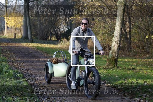 Amsterdam 12 december 2022
Robert Doornbos met zijn hond Simba op de electrische fiets van het merk Heritage Bike