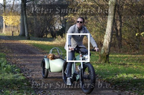 Amsterdam 12 december 2022
Robert Doornbos met zijn hond Simba op de electrische fiets van het merk Heritage Bike