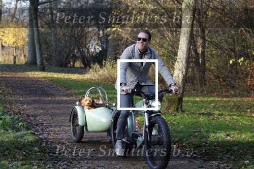 Amsterdam 12 december 2022
Robert Doornbos met zijn hond Simba op de electrische fiets van het merk Heritage Bike
