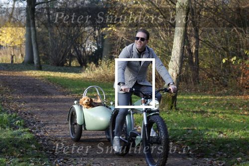 Amsterdam 12 december 2022
Robert Doornbos met zijn hond Simba op de electrische fiets van het merk Heritage Bike