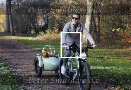 Amsterdam 12 december 2022
Robert Doornbos met zijn hond Simba op de electrische fiets van het merk Heritage Bike