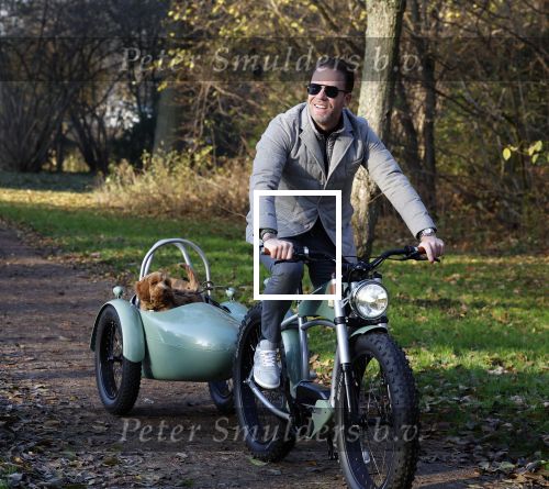Amsterdam 12 december 2022
Robert Doornbos met zijn hond Simba op de electrische fiets van het merk Heritage Bike