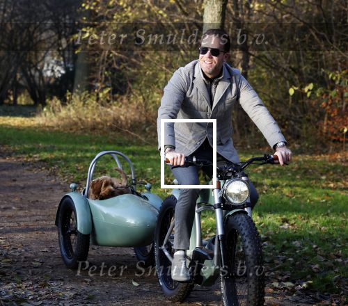 Amsterdam 12 december 2022
Robert Doornbos met zijn hond Simba op de electrische fiets van het merk Heritage Bike