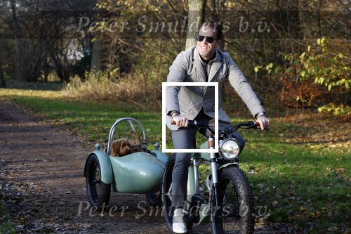 Amsterdam 12 december 2022
Robert Doornbos met zijn hond Simba op de electrische fiets van het merk Heritage Bike