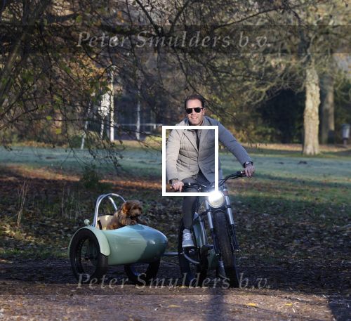 Amsterdam 12 december 2022
Robert Doornbos met zijn hond Simba op de electrische fiets van het merk Heritage Bike