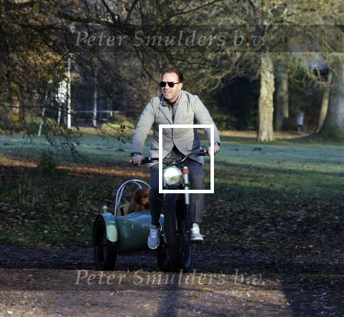 Amsterdam 12 december 2022
Robert Doornbos met zijn hond Simba op de electrische fiets van het merk Heritage Bike