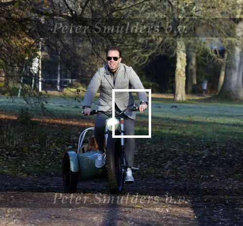 Amsterdam 12 december 2022
Robert Doornbos met zijn hond Simba op de electrische fiets van het merk Heritage Bike