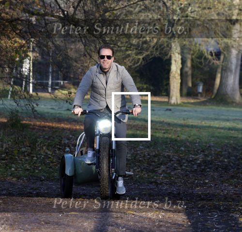 Amsterdam 12 december 2022
Robert Doornbos met zijn hond Simba op de electrische fiets van het merk Heritage Bike