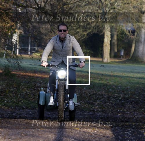 Amsterdam 12 december 2022
Robert Doornbos met zijn hond Simba op de electrische fiets van het merk Heritage Bike
