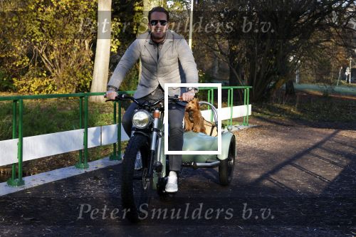 Amsterdam 12 december 2022
Robert Doornbos met zijn hond Simba op de electrische fiets van het merk Heritage Bike