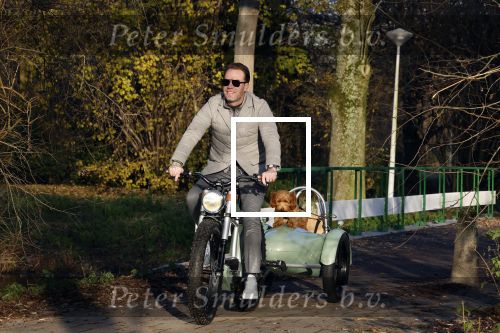 Amsterdam 12 december 2022
Robert Doornbos met zijn hond Simba op de electrische fiets van het merk Heritage Bike