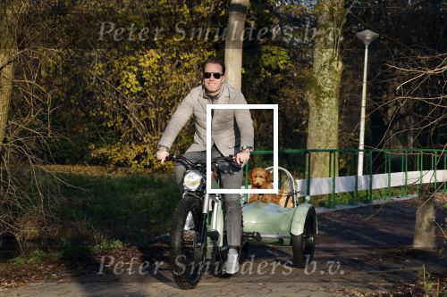 Amsterdam 12 december 2022
Robert Doornbos met zijn hond Simba op de electrische fiets van het merk Heritage Bike