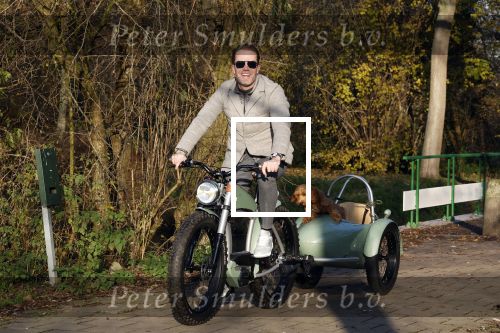 Amsterdam 12 december 2022
Robert Doornbos met zijn hond Simba op de electrische fiets van het merk Heritage Bike