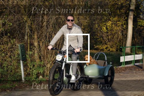 Amsterdam 12 december 2022
Robert Doornbos met zijn hond Simba op de electrische fiets van het merk Heritage Bike