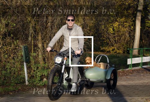 Amsterdam 12 december 2022
Robert Doornbos met zijn hond Simba op de electrische fiets van het merk Heritage Bike